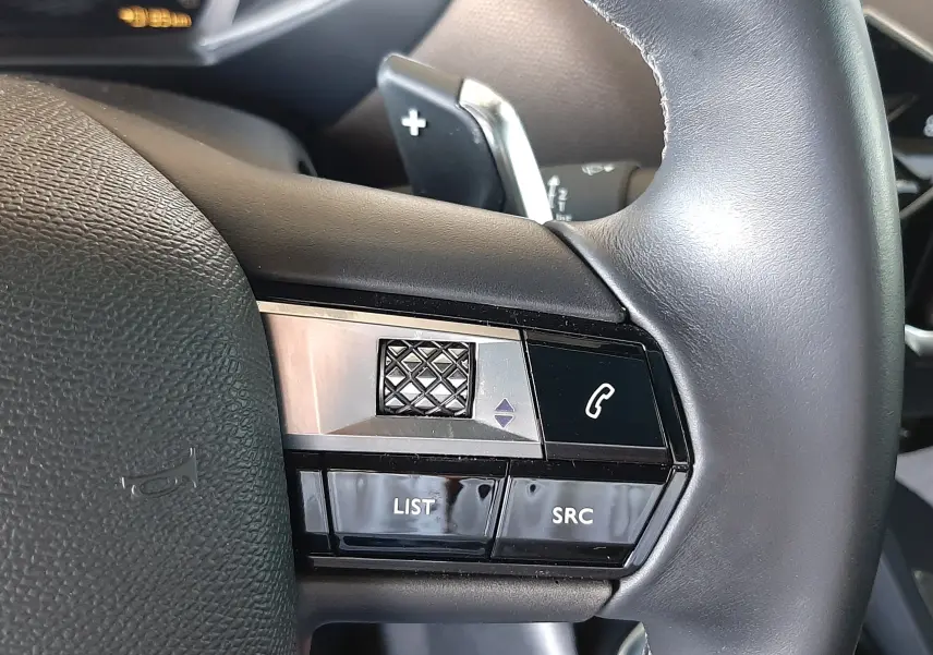 Gros plan sur les commandes au volant en cuir noir du DS3 Crossback 2020, avec molette et boutons fonction téléphone.