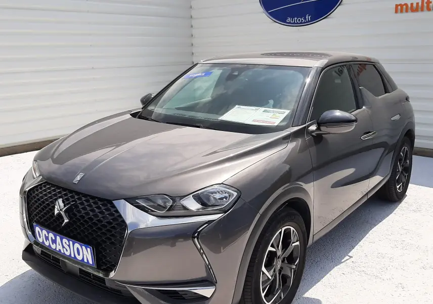 DS3 Crossback gris platinium métal vu en 3/4 avant droit, avec calandre distinctive et jantes bi-ton.