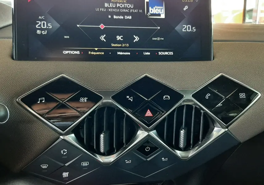 Tableau de bord du DS3 Crossback 2020 avec écran tactile et commandes en losange, ambiance intérieure moderne.