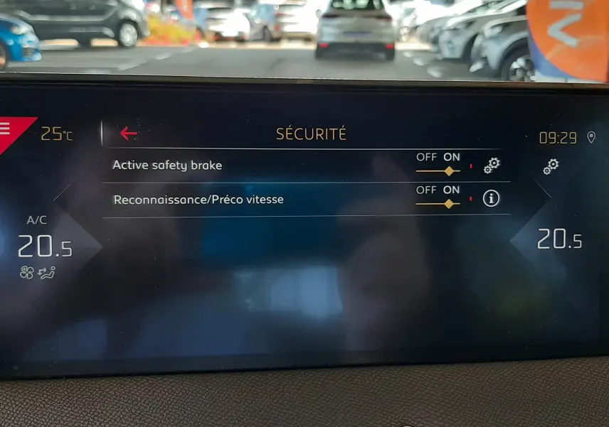 Vue intérieure du tableau de bord du DS3 Crossback 2020, écran affichant les réglages de sécurité et la climatisation à 20,5°C.