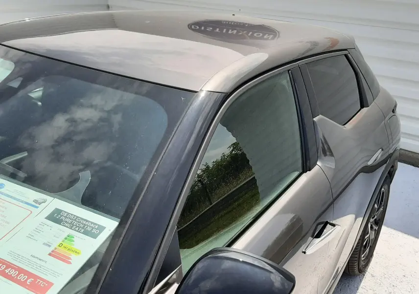 Vue côté droit en plongée d'un DS3 Crossback gris platinium métallisé avec rétroviseur noir et vitres teintées.