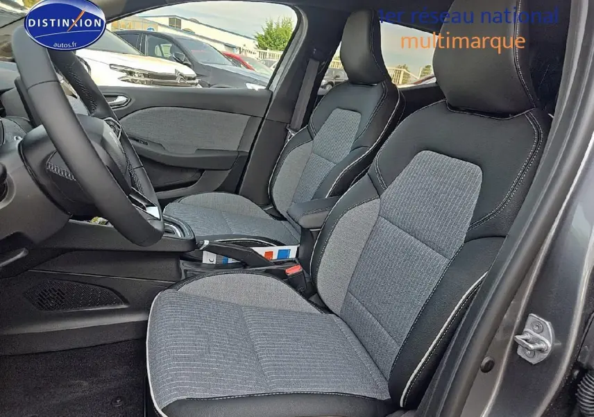Intérieur de la Renault Clio V gris schiste, vue côté droit sur les sièges avant en tissu bicolore avec surpiqûres blanches.