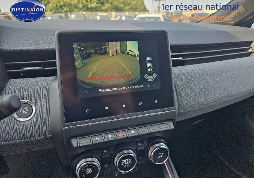 Vue intérieure du tableau de bord de la Renault Clio V gris schiste, avec écran tactile affichant la caméra de recul.