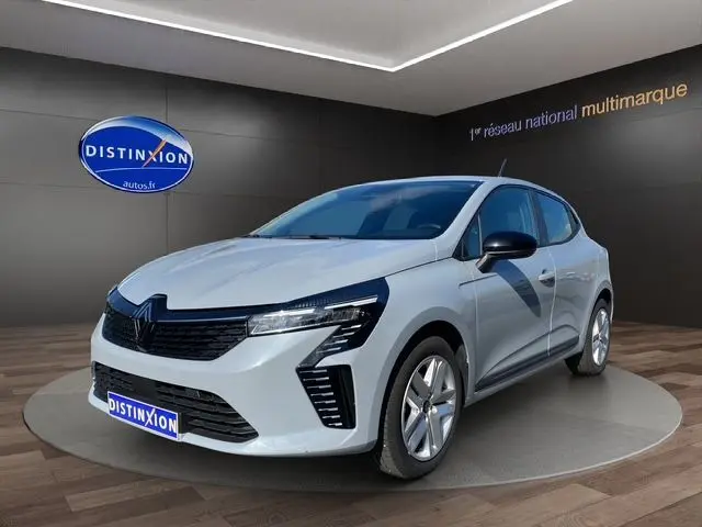 Renault Clio V 1.5 BlueDCI 100 Evolution gris Rafale vue 3/4 avant droit en studio avec enjoliveurs 16'' Amiticia