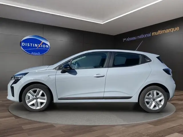 Profil latéral droit de la Renault Clio V gris rafale, avec enjoliveurs 16'' Amiticia et vitres teintées.