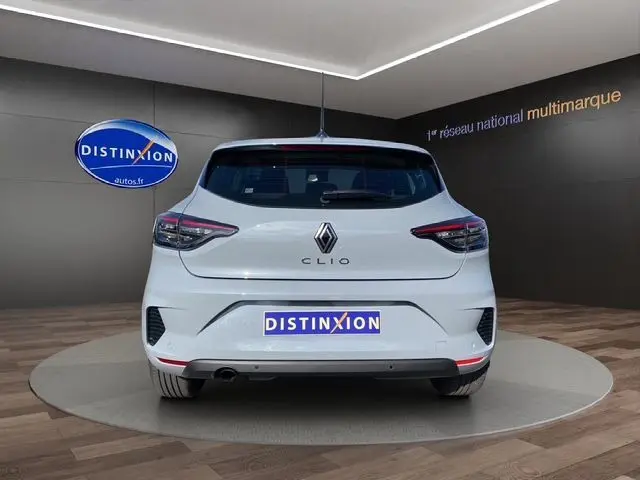Vue arrière d'une Renault Clio V gris Rafale 2025 avec feux arrière Full LED et logo distinctif sur fond showroom.