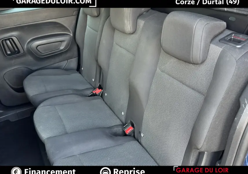 Vue intérieure côté droit des sièges arrière gris foncé du Peugeot Rifter 1.5 BlueHDi 100 S&S Taille M Allure 2024.