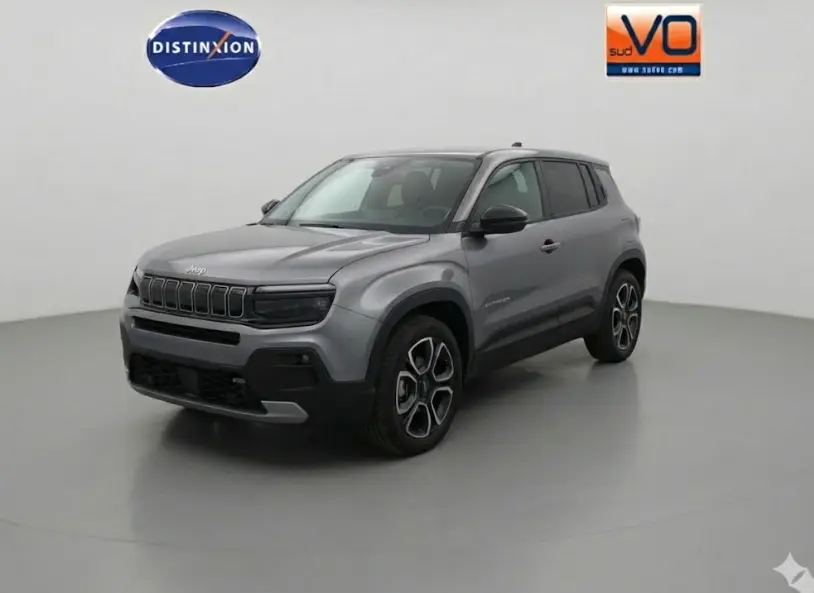 Jeep Avenger gris en 3/4 avant droit, avec jantes alliage 18 pouces et détails noirs contrastants.