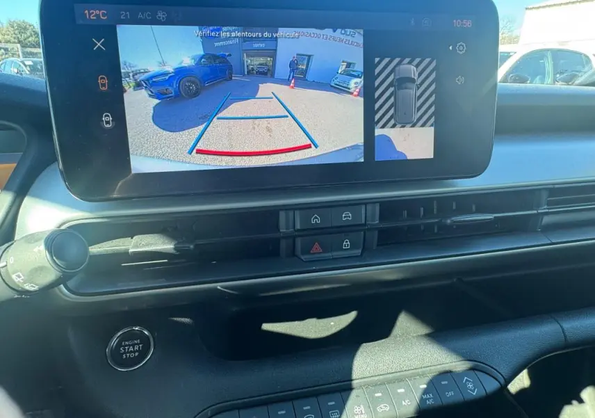 Vue intérieure du tableau de bord du Jeep Avenger gris 2025, écran affichant la caméra de recul avec guidage.