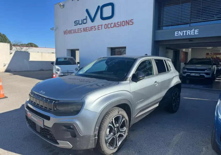 Jeep Avenger gris vue 3/4 avant droit, avec jantes alliage 18 pouces et rétroviseurs noirs brillants.