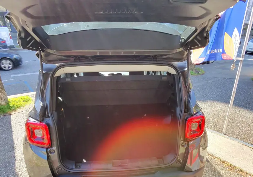 Vue arrière ouverte du Jeep Renegade Granite Crystal métallisé montrant le coffre spacieux et les feux arrière carrés.