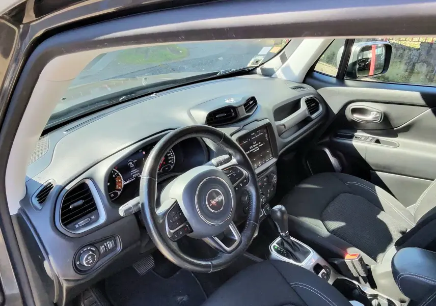 Intérieur de la Jeep Renegade 1.3 GSE T4 150 Limited 2020, vue côté conducteur, tableau de bord et sièges noirs.