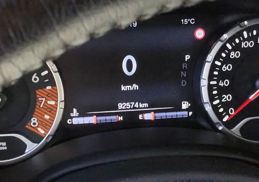 Vue rapprochée du tableau de bord digital du Jeep Renegade 2020, affichant vitesse, kilométrage et jauges.