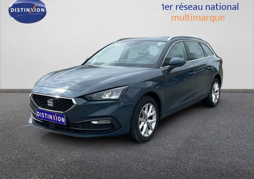 SEAT LEON ST bleu Fjord vue 3/4 avant droit, mettant en valeur ses lignes dynamiques et ses jantes argentées.
