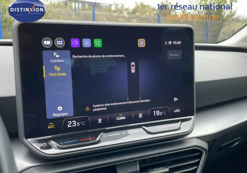 Écran tactile central affichant l'assistance au stationnement dans l'habitacle d'une SEAT LEON ST 2.0 TDI bleu Fjord.