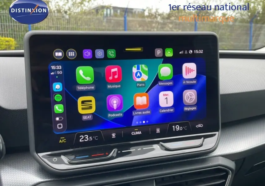 Écran tactile central affichant l'interface multimédia du SEAT LEON ST 2.0 TDI 115CH STYLE XL, intérieur gris-noir.