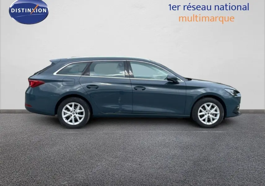 Profil latéral droit d'une SEAT LEON ST 2.0 TDI 115CH STYLE XL en bleu Fjord, avec jantes alliage et lignes épurées.