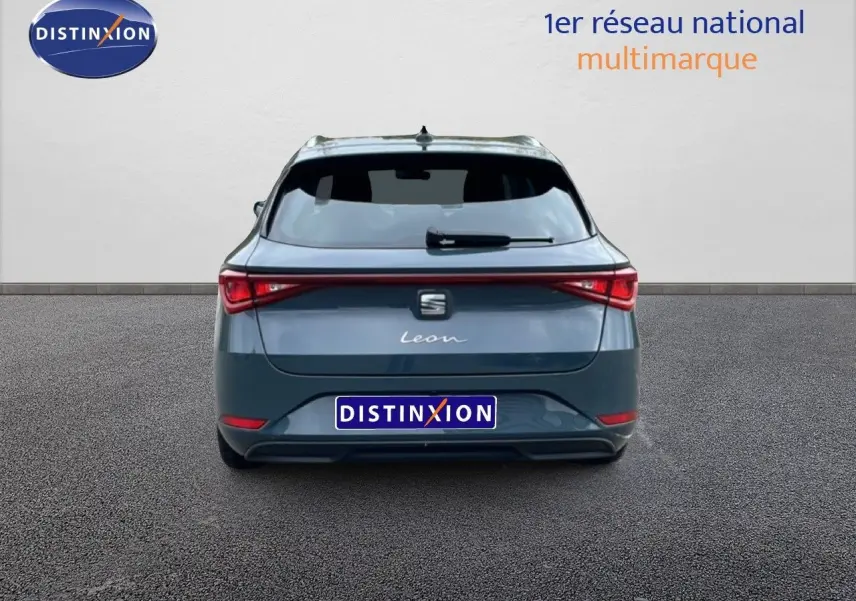 Vue arrière d'une SEAT Leon ST 2.0 TDI bleu Fjord, soulignant ses feux arrière en bandeau lumineux.