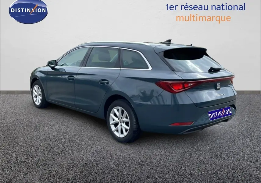 SEAT Leon ST bleu Fjord en 3/4 arrière droit, break diesel 2025 avec feux arrière LED et jantes alliage.