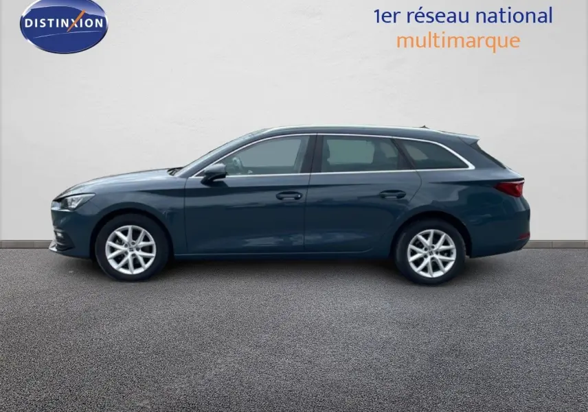 Profil latéral droit d'une SEAT LEON ST bleu fjord 2025, break compact avec jantes alliage et lignes épurées.