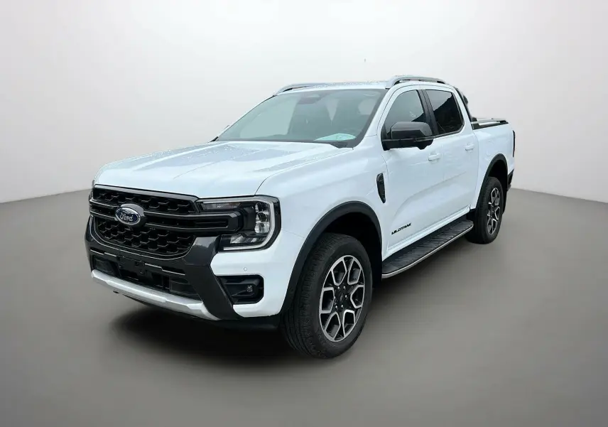 Ford Ranger 2.0 205 Wildtrak Plus blanc glacier vu en 3/4 avant droit avec jantes alu 20 pouces et barres de toit.