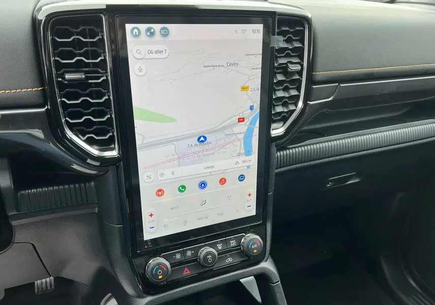 Vue rapprochée de la console centrale du Ford Ranger 2025 avec grand écran tactile vertical affichant la navigation.