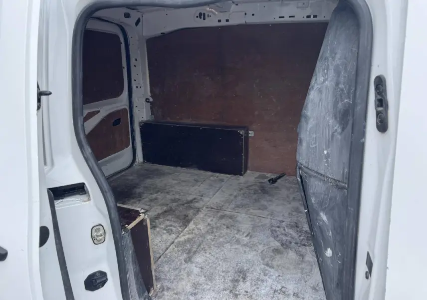 Vue intérieure arrière du Peugeot Partner blanc 2020, montrant l'espace de chargement vide avec parois en bois.