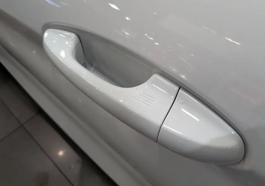 Poignée de porte blanche en gros plan sur une Ford Fiesta 1.0 EcoBoost 95 ch ST Line de 2020.