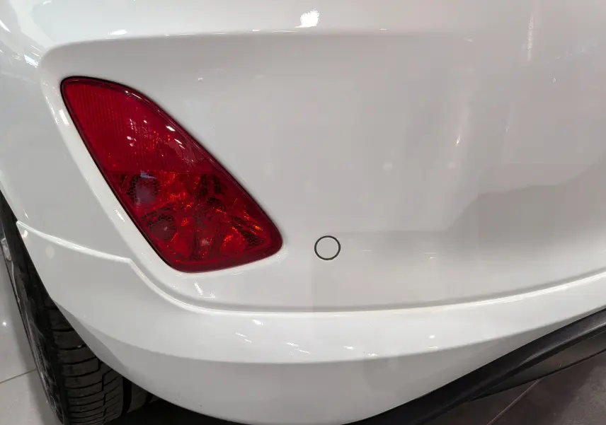 Gros plan sur le feu arrière gauche rouge et le pare-chocs blanc d'une Ford Fiesta 1.0 EcoBoost 2020.