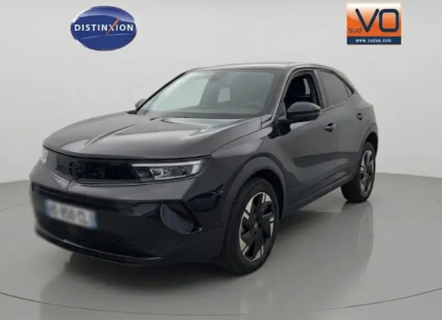 Opel Mokka électrique noir en 3/4 avant droit, avec jantes alliage 17 pouces et vitres surteintées.