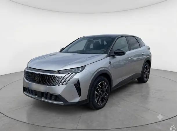 Peugeot 3008 Hybrid 145 e-DCS6 GT gris en 3/4 avant droit avec jantes alliage 19 pouces et calandre distinctive.