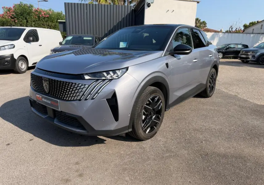 Peugeot 3008 Hybrid gris, vue 3/4 avant droit, jantes alliage noires 19 pouces et calandre distinctive.