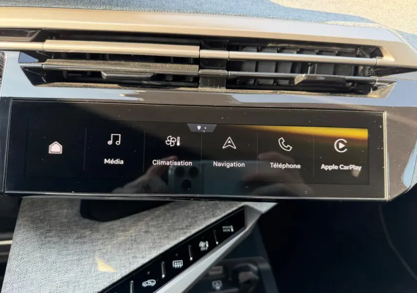 Écran tactile central du tableau de bord du Peugeot 3008 gris, affichant les menus Média, Climatisation, Navigation, Téléphone et Apple CarPlay.
