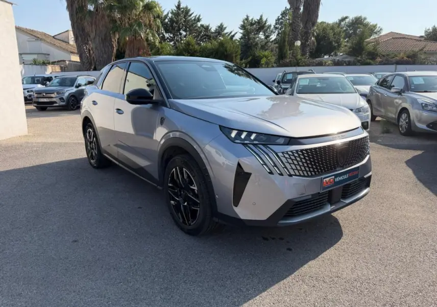 Peugeot 3008 Hybrid gris en 3/4 avant droit, jantes alliage noires 19 pouces et calandre distinctive moderne.