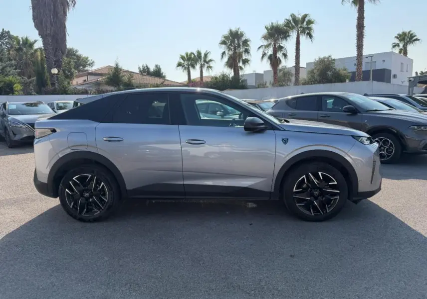 Peugeot 3008 Hybrid 145 e-DCS6 GT gris vue de profil côté gauche, avec jantes alliage noires 19 pouces.