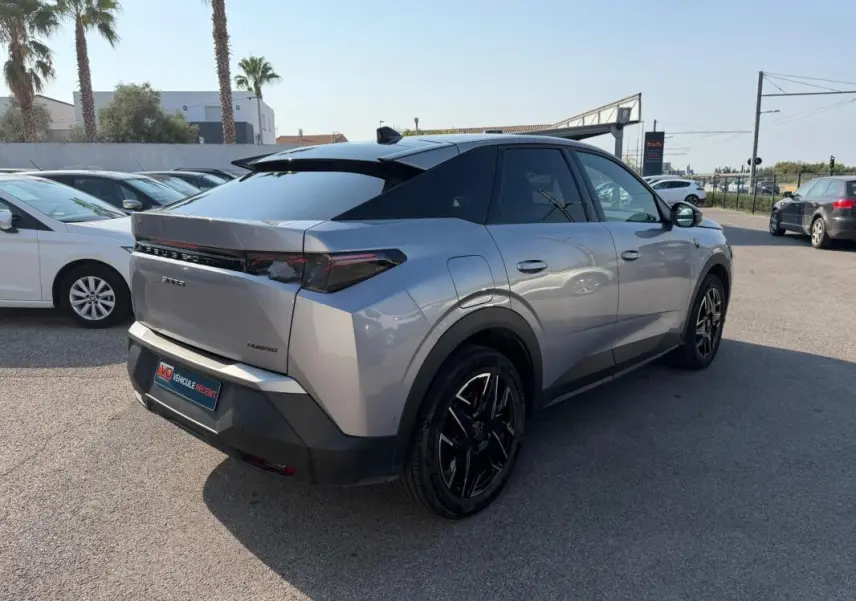 Vue 3/4 arrière droite du Peugeot 3008 Hybrid gris 2025 avec jantes alliage noires de 19 pouces.