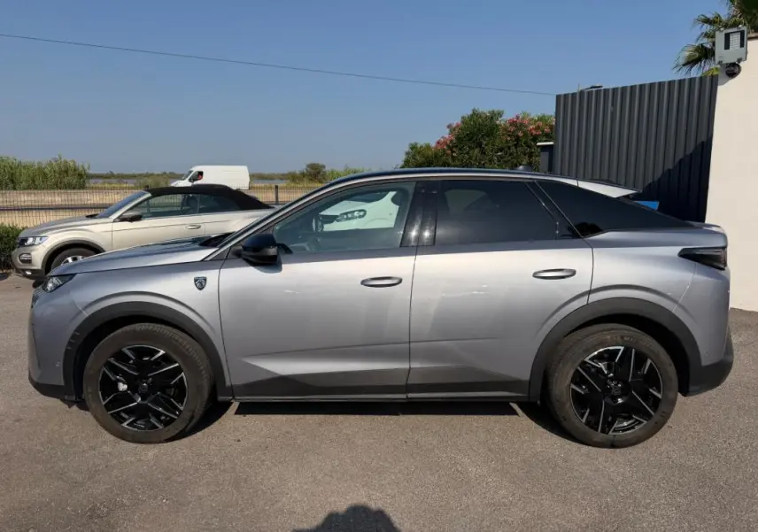 Peugeot 3008 Hybrid gris en profil droit, avec jantes alliage noires de 19 pouces et vitres teintées.