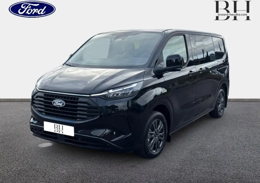 Ford Transit Custom Fourgon noir agate métallisé vu en 3/4 avant droit avec jantes alu gris carbone et vitres surteintées.