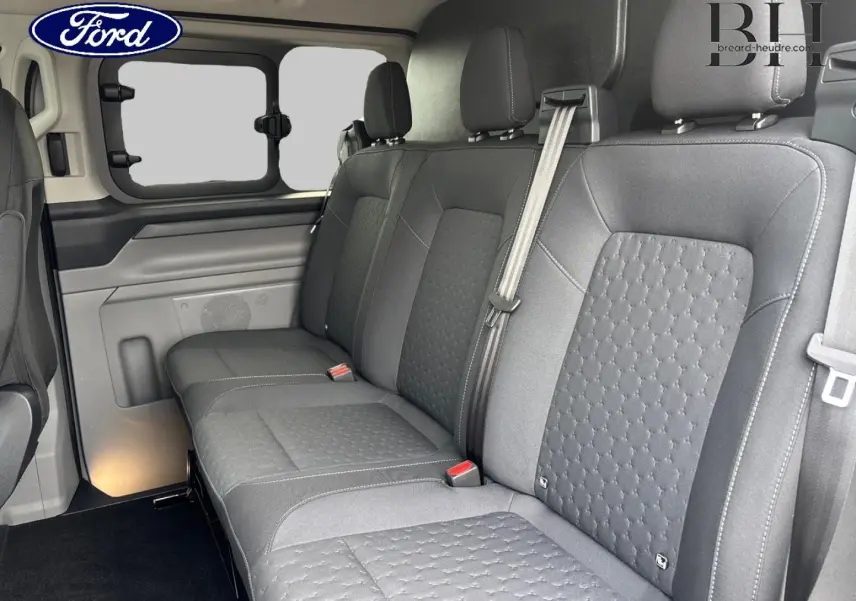 Banquette arrière 3 places en tissu noir dans le Ford Transit Custom Fourgon, vue intérieure côté droit.