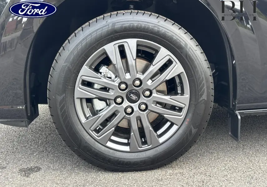 Gros plan sur la roue avant droite du Ford Transit Custom noir Agate Métallisée avec jante alu gris carbone 17 pouces.
