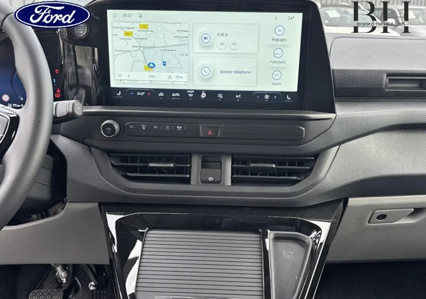 Vue intérieure du tableau de bord du Ford Transit Custom Fourgon 2026, avec écran tactile central et commandes modernes.