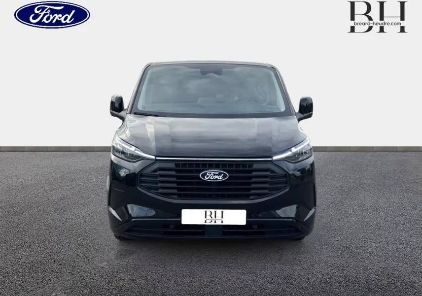 Vue frontale du Ford Transit Custom Fourgon noir Agate Métallisée avec calandre large et phares LED fins.