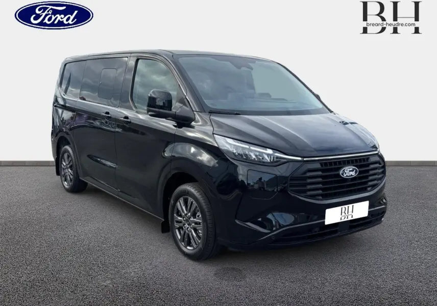 Ford Transit Custom Fourgon noir Agate métallisé vu en 3/4 avant droit avec jantes alu gris carbone et calandre noire.