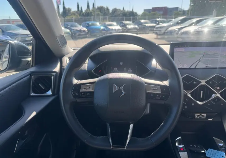 Vue intérieure centrée sur le volant DS d'une DS3 100 BVM6 Bastille, avec écran tactile et tableau de bord numérique.