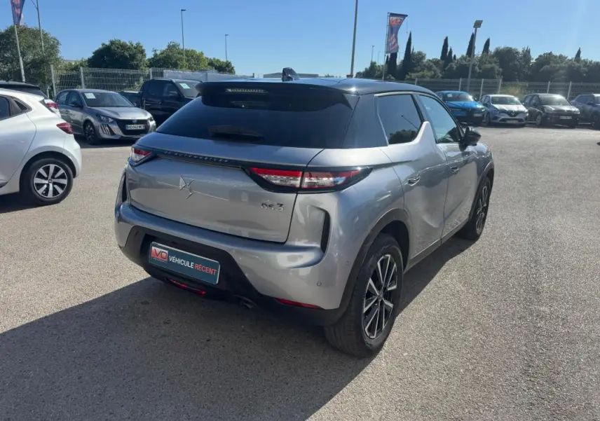 Vue 3/4 arrière droite d'une DS3 100 BVM6 Bastille gris métallisé avec toit noir et jantes alliage 17 pouces.