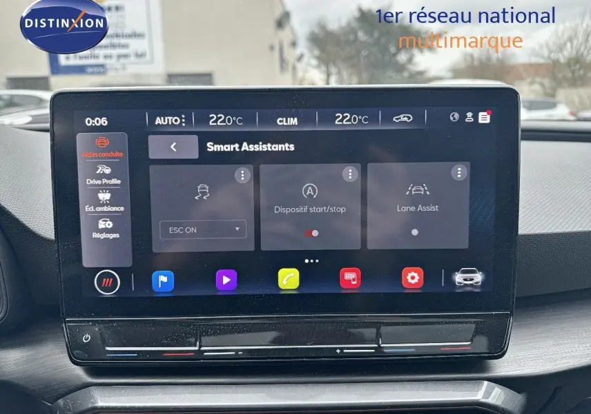 Écran tactile central affichant les assistants intelligents dans l'habitacle d'une CUPRA LEON ST 2024.