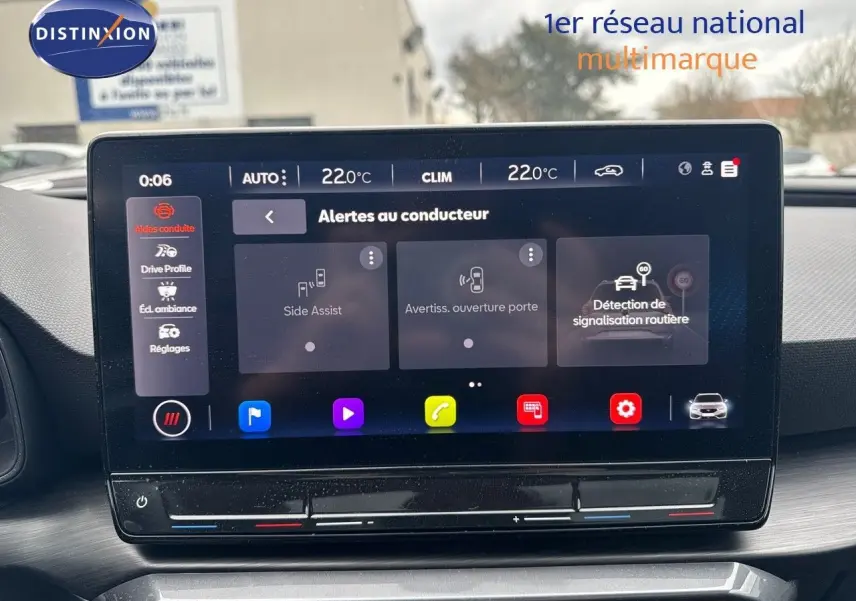 Écran tactile central du tableau de bord d'une CUPRA LEON ST 2024 affichant les alertes au conducteur en intérieur.