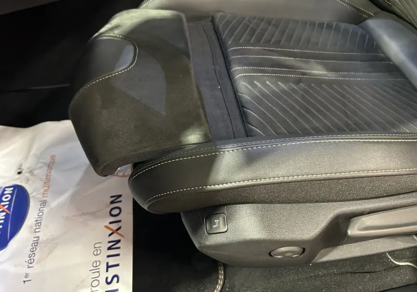 Gros plan sur le siège avant droit en cuir et alcantara noir avec surpiqûres contrastées du Peugeot 508 SW 2024 gris Selenium.