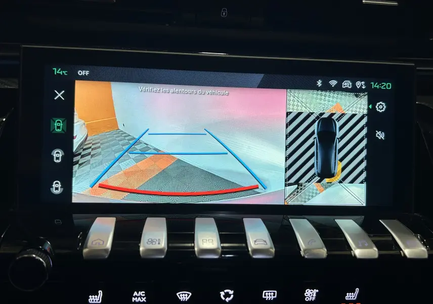 Écran central de la Peugeot 508 SW 2024 affichant la caméra 360° avec vue arrière et plan en survol du véhicule.