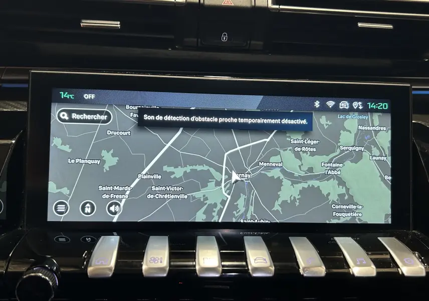 Écran tactile central du tableau de bord du Peugeot 508 SW gris Selenium, affichant la navigation GPS avec carte détaillée.